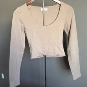 aritzia / babaton warm brown cropped long sleeve